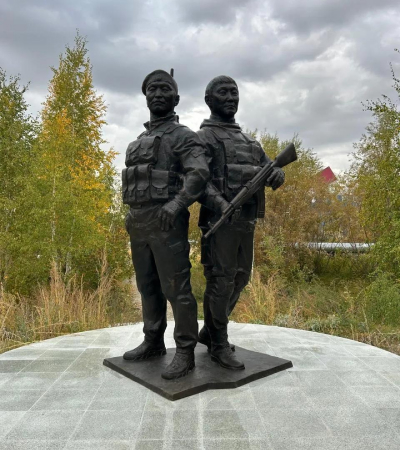 Герою России Егорову Д. Н. (позывной «Сунтар») и его боевому другу Н. Н. Романову (позывной «Ронин»)